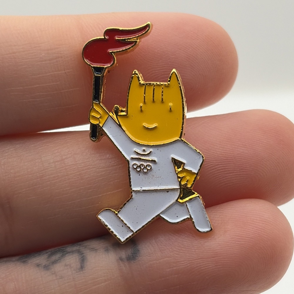 1992 Barcelona Summer Olympics Cobi Mascot Olympic Torch Running Lapel Hat Pin